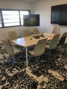 amenagement 300m² pour l'EMN plateau digital à caen : 2 cabines acoustiques, bureaux papillons, postes de travail, babyfoot, salle de pause, une banquette, canapés lounge