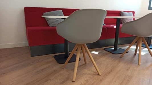 amenagement 300m² pour l'EMN plateau digital à caen : 2 cabines acoustiques, bureaux papillons, postes de travail, babyfoot, salle de pause, une banquette, canapés lounge