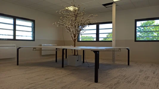 amenagement 300m² pour l'EMN plateau digital à caen : 2 cabines acoustiques, bureaux papillons, postes de travail, babyfoot, salle de pause, une banquette, canapés lounge