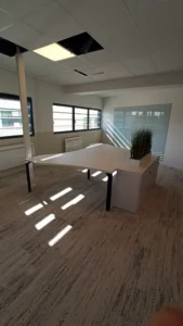 amenagement 300m² pour l'EMN plateau digital à caen : 2 cabines acoustiques, bureaux papillons, postes de travail, babyfoot, salle de pause, une banquette, canapés lounge