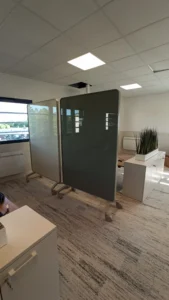 amenagement 300m² pour l'EMN plateau digital à caen : 2 cabines acoustiques, bureaux papillons, postes de travail, babyfoot, salle de pause, une banquette, canapés lounge