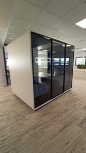 amenagement 300m² pour l'EMN plateau digital à caen : 2 cabines acoustiques, bureaux papillons, postes de travail, babyfoot, salle de pause, une banquette, canapés lounge
