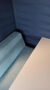 amenagement 300m² pour l'EMN plateau digital à caen : 2 cabines acoustiques, bureaux papillons, postes de travail, babyfoot, salle de pause, une banquette, canapés lounge
