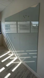 amenagement 300m² pour l'EMN plateau digital à caen : 2 cabines acoustiques, bureaux papillons, postes de travail, babyfoot, salle de pause, une banquette, canapés lounge