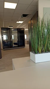 amenagement 300m² pour l'EMN plateau digital à caen : 2 cabines acoustiques, bureaux papillons, postes de travail, babyfoot, salle de pause, une banquette, canapés lounge