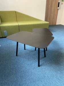 aménagement d'un espace tertiaire au havre : mobilier acoustique, postes de travail avec cloisons, table et chaises de réunion, rangement, banquette lounge