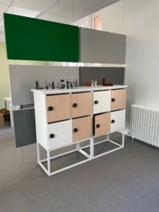 aménagement d'un espace tertiaire au havre : mobilier acoustique, postes de travail avec cloisons, table et chaises de réunion, rangement, banquette lounge