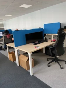 aménagement d'un espace tertiaire au havre : mobilier acoustique, postes de travail avec cloisons, table et chaises de réunion, rangement, banquette lounge