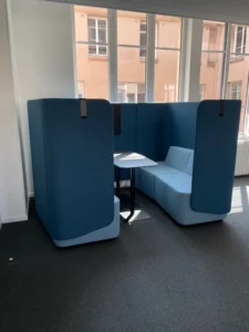 aménagement d'un espace tertiaire au havre : mobilier acoustique, postes de travail avec cloisons, table et chaises de réunion, rangement, banquette lounge