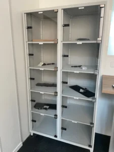 aménagement d'un espace tertiaire au havre : mobilier acoustique, postes de travail avec cloisons, table et chaises de réunion, rangement, banquette lounge