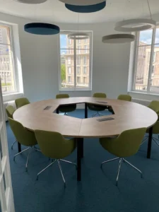 aménagement d'un espace tertiaire au havre : mobilier acoustique, postes de travail avec cloisons, table et chaises de réunion, rangement, banquette lounge