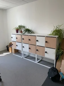 aménagement d'un espace tertiaire au havre : mobilier acoustique, postes de travail avec cloisons, table et chaises de réunion, rangement, banquette lounge