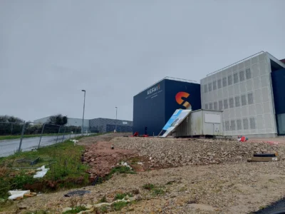 aménagement de 1500m² pour l'école de soudure industrielle héfaïs à cherbourg : Bureaux administratif / accueil ( 5 postes) Salle de pause, restaurant Salles de formation théorique Salle de profs 85 assises
