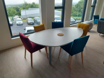 aménagement de 1500m² pour l'école de soudure industrielle héfaïs à cherbourg : Bureaux administratif / accueil ( 5 postes) Salle de pause, restaurant Salles de formation théorique Salle de profs 85 assises