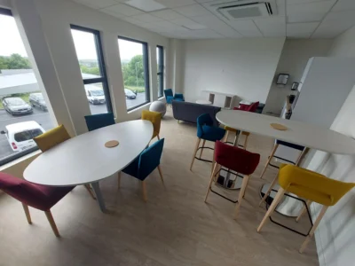 aménagement de 1500m² pour l'école de soudure industrielle héfaïs à cherbourg : Bureaux administratif / accueil ( 5 postes) Salle de pause, restaurant Salles de formation théorique Salle de profs 85 assises