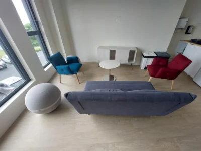 aménagement de 1500m² pour l'école de soudure industrielle héfaïs à cherbourg : Bureaux administratif / accueil ( 5 postes) Salle de pause, restaurant Salles de formation théorique Salle de profs 85 assises