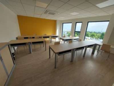 aménagement de 1500m² pour l'école de soudure industrielle héfaïs à cherbourg : Bureaux administratif / accueil ( 5 postes) Salle de pause, restaurant Salles de formation théorique Salle de profs 85 assises