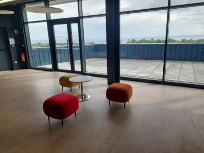 aménagement de 1500m² pour l'école de soudure industrielle héfaïs à cherbourg : Bureaux administratif / accueil ( 5 postes) Salle de pause, restaurant Salles de formation théorique Salle de profs 85 assises