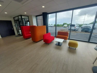 aménagement de 1500m² pour l'école de soudure industrielle héfaïs à cherbourg : Bureaux administratif / accueil ( 5 postes) Salle de pause, restaurant Salles de formation théorique Salle de profs 85 assises