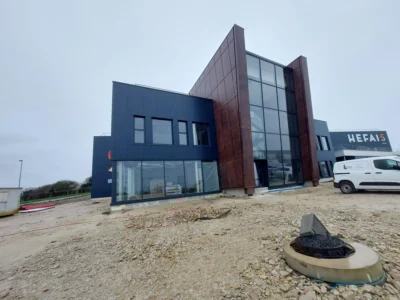 aménagement de 1500m² pour l'école de soudure industrielle héfaïs à cherbourg : Bureaux administratif / accueil ( 5 postes) Salle de pause, restaurant Salles de formation théorique Salle de profs 85 assises