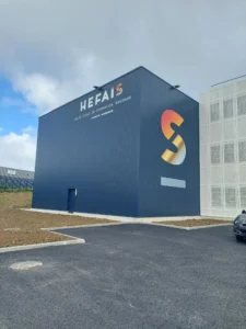 aménagement de 1500m² pour l'école de soudure industrielle héfaïs à cherbourg : Bureaux administratif / accueil ( 5 postes) Salle de pause, restaurant Salles de formation théorique Salle de profs 85 assises