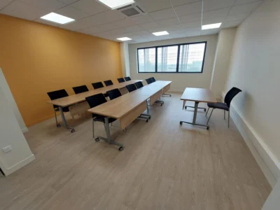 aménagement de 1500m² pour l'école de soudure industrielle héfaïs à cherbourg : Bureaux administratif / accueil ( 5 postes) Salle de pause, restaurant Salles de formation théorique Salle de profs 85 assises