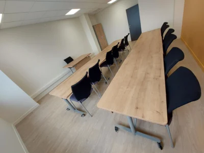 aménagement de 1500m² pour l'école de soudure industrielle héfaïs à cherbourg : Bureaux administratif / accueil ( 5 postes) Salle de pause, restaurant Salles de formation théorique Salle de profs 85 assises