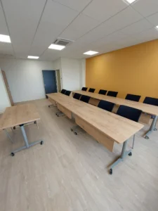aménagement de 1500m² pour l'école de soudure industrielle héfaïs à cherbourg : Bureaux administratif / accueil ( 5 postes) Salle de pause, restaurant Salles de formation théorique Salle de profs 85 assises
