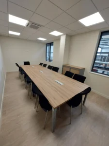 aménagement de 1500m² pour l'école de soudure industrielle héfaïs à cherbourg : Bureaux administratif / accueil ( 5 postes) Salle de pause, restaurant Salles de formation théorique Salle de profs 85 assises