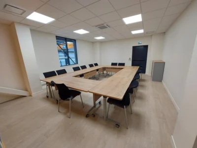 aménagement de 1500m² pour l'école de soudure industrielle héfaïs à cherbourg : Bureaux administratif / accueil ( 5 postes) Salle de pause, restaurant Salles de formation théorique Salle de profs 85 assises