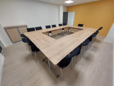 aménagement de 1500m² pour l'école de soudure industrielle héfaïs à cherbourg : Bureaux administratif / accueil ( 5 postes) Salle de pause, restaurant Salles de formation théorique Salle de profs 85 assises