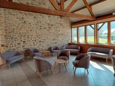 aménagement de la salle des fêtes dans le secteur de la Hague, dans la Manche. salon lounge