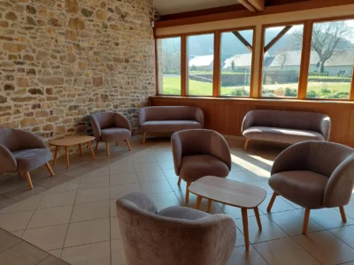 aménagement de la salle des fêtes dans le secteur de la Hague, dans la Manche. salon lounge