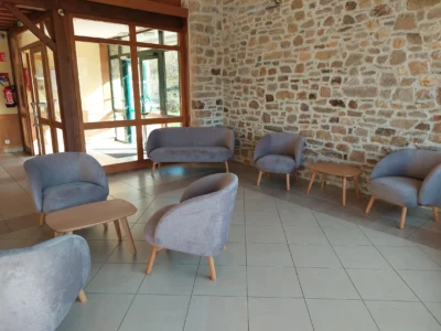 aménagement de la salle des fêtes dans le secteur de la Hague, dans la Manche. salon lounge