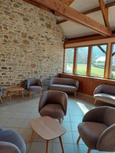 aménagement de la salle des fêtes dans le secteur de la Hague, dans la Manche. salon lounge