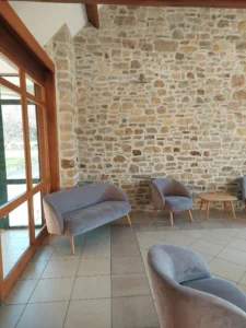aménagement de la salle des fêtes dans le secteur de la Hague, dans la Manche. salon lounge