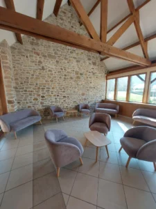 aménagement de la salle des fêtes dans le secteur de la Hague, dans la Manche. salon lounge