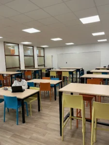 aménagement du foyer et des espaces du Lycée Claude Money, casiers sécurisés, banquette modulable, chaises de classe et tables de cours, salle de cours