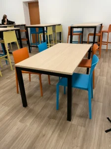 aménagement du foyer et des espaces du Lycée Claude Money, casiers sécurisés, banquette modulable, chaises de classe et tables de cours, salle de cours