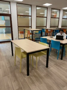 aménagement du foyer et des espaces du Lycée Claude Money, casiers sécurisés, banquette modulable, chaises de classe et tables de cours, salle de cours