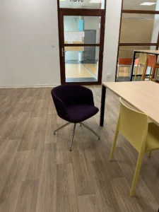 aménagement du foyer et des espaces du Lycée Claude Money, casiers sécurisés, banquette modulable, chaises de classe et tables de cours, salle de cours