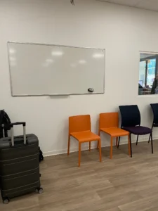 aménagement du foyer et des espaces du Lycée Claude Money, casiers sécurisés, banquette modulable, chaises de classe et tables de cours, salle de cours