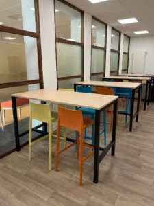 aménagement du foyer et des espaces du Lycée Claude Money, casiers sécurisés, banquette modulable, chaises de classe et tables de cours, salle de cours