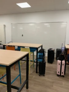 aménagement du foyer et des espaces du Lycée Claude Money, casiers sécurisés, banquette modulable, chaises de classe et tables de cours, salle de cours