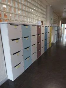 aménagement du foyer et des espaces du Lycée Claude Money, casiers sécurisés, banquette modulable, chaises de classe et tables de cours, salle de cours