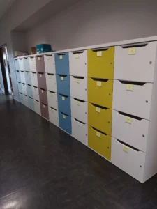 aménagement du foyer et des espaces du Lycée Claude Money, casiers sécurisés, banquette modulable, chaises de classe et tables de cours, salle de cours