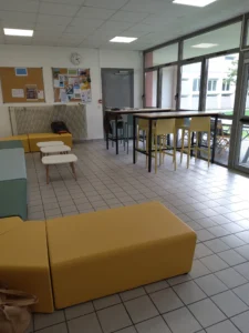 aménagement du foyer et des espaces du Lycée Claude Money, casiers sécurisés, banquette modulable, chaises de classe et tables de cours, salle de cours