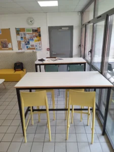 aménagement du foyer et des espaces du Lycée Claude Money, casiers sécurisés, banquette modulable, chaises de classe et tables de cours, salle de cours
