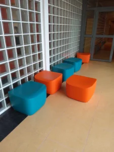 aménagement du foyer et des espaces du Lycée Claude Money, casiers sécurisés, banquette modulable, chaises de classe et tables de cours, salle de cours