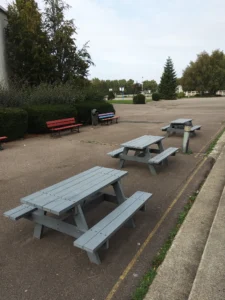 aménagement du foyer et des espaces du Lycée Claude Money, casiers sécurisés, banquette modulable, chaises de classe et tables de cours, salle de cours